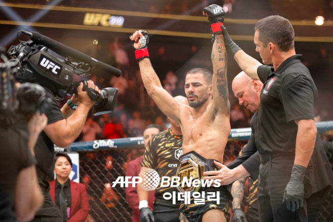 '플라이급 제왕' 판토자, 日아사쿠라에 UFC 매운맛 선물...서브미션 승리