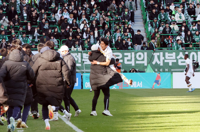 ‘헤더 골에 퇴장까지’ 주고받은 전북, 이랜드 꺾고 1부리그 잔류