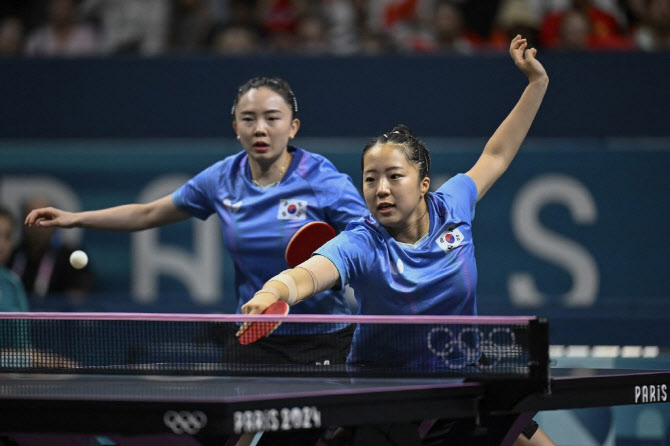 신유빈, '영혼의 단짝' 전지희에 3-0 완승...경기 후 뜨거운 포옹