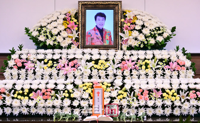 [포토]'해뜰날' 송대관 하늘의 별이되다