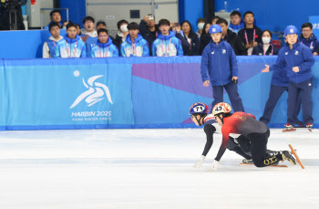 ‘2위로 들어왔지만’ 중국과 충돌한 男 쇼트트랙, 계주서 실격 판정