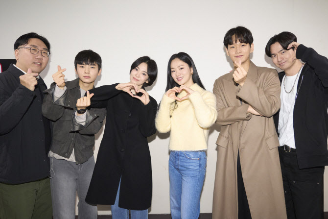 '검은 수녀들' 160만 손익분기점 돌파…글로벌도 흥행 신드롬