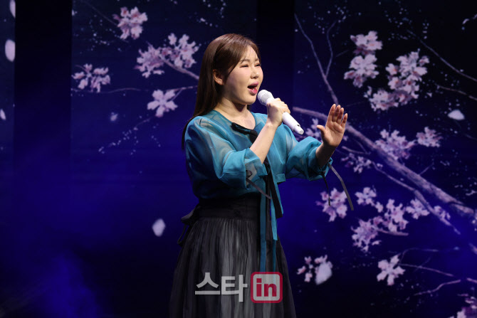 [포토]정규 4집 출시한 송가인