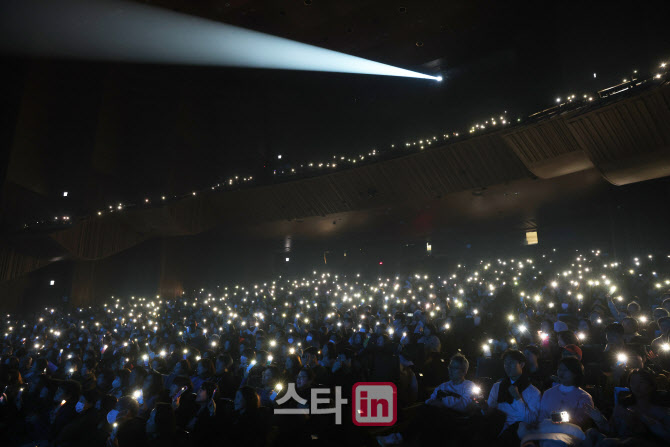 [포토]'일자리 창출 응원 콘서트' 관객과 하나되는 무대