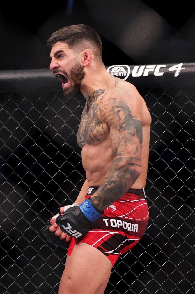 UFC 페더급 챔피언 토푸리아, 타이틀 전격 반납...라이트급 월장 선언