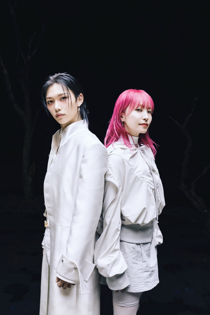 스키즈 필릭스, 리사와 협업… '리어웨이커' 뮤비 공개