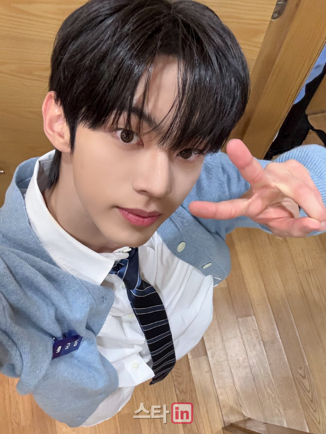 "토요일 책임질 것" TWS 도훈, '쇼! 음악중심' MC 데뷔