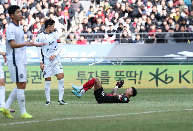 프로축구선수협, “손상된 잔디로 선수 안전 위협받아”