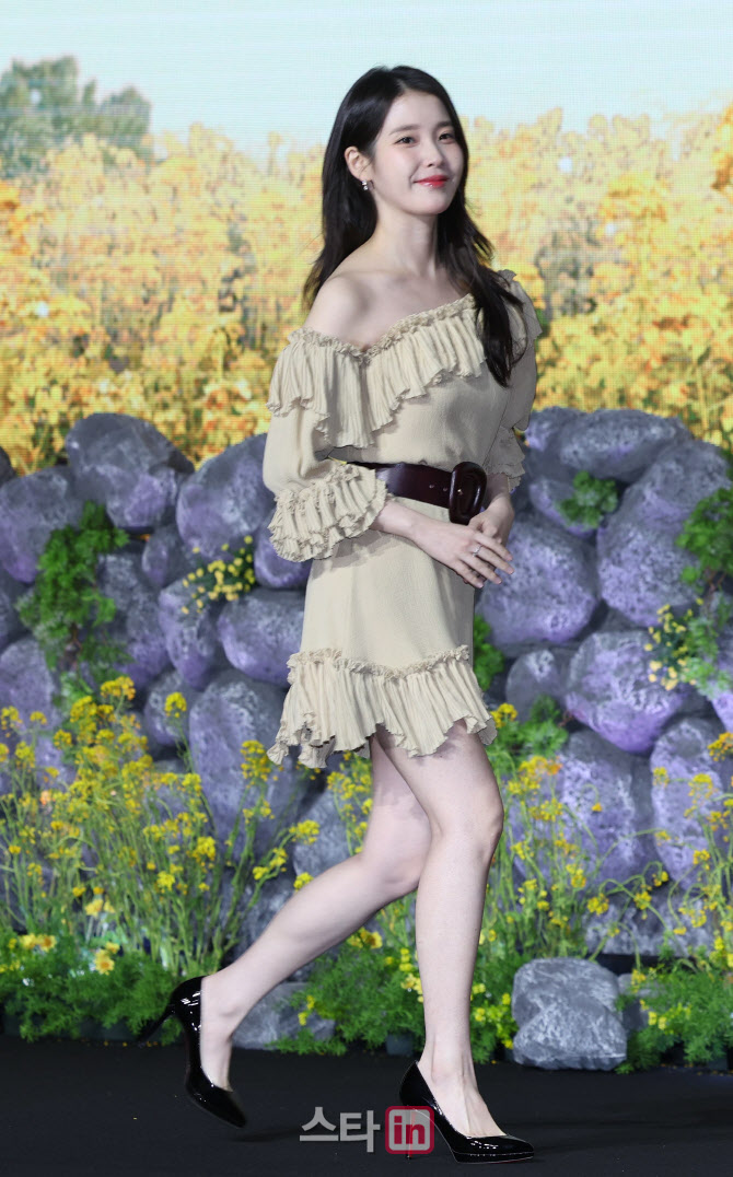 [포토]배우 아이유, '유채꽃 향기 가득'