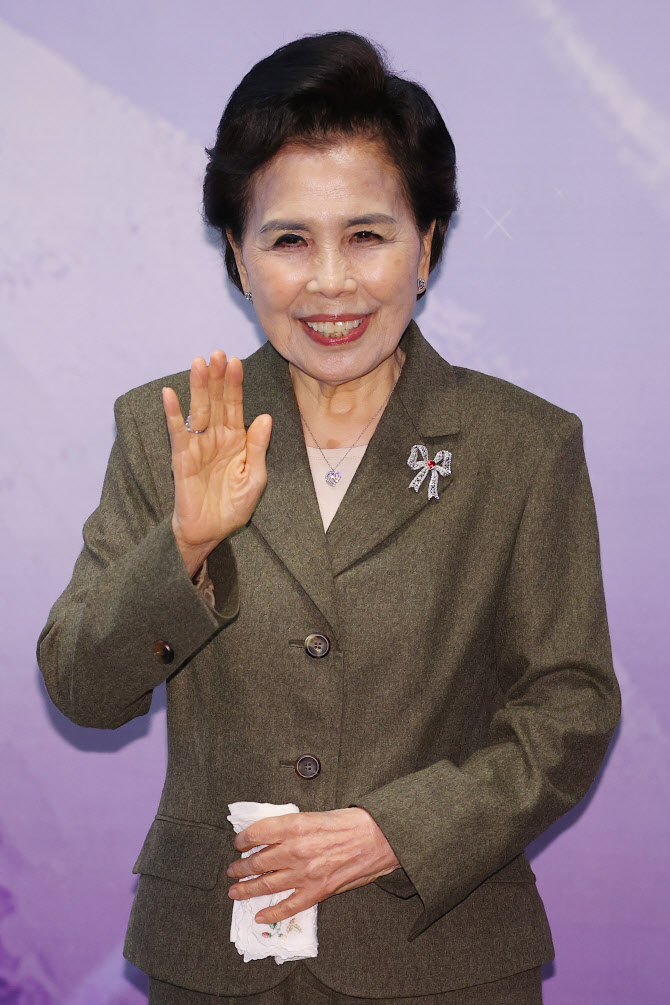 이미자, 66년 음악 인생 마침표… "전통가요 맥 이어주길"