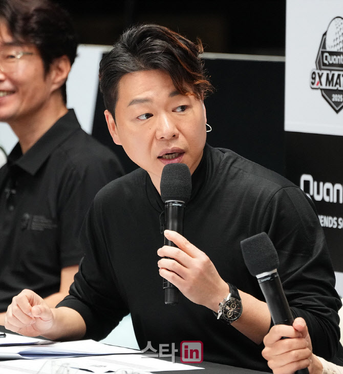 [포토]윤성호 아나운서,예측할 수 없는 승부네요