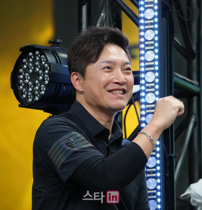 [포토]안재모,미소로 반겨요