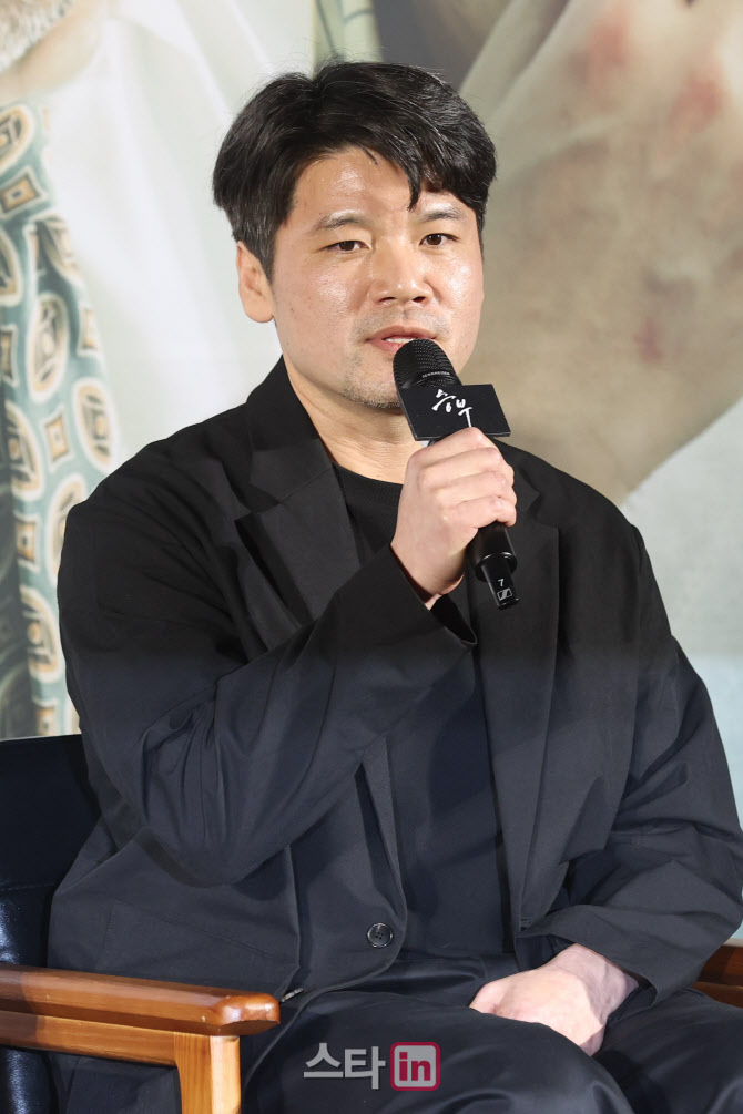 [포토]질문에 답하는 김형주 감독