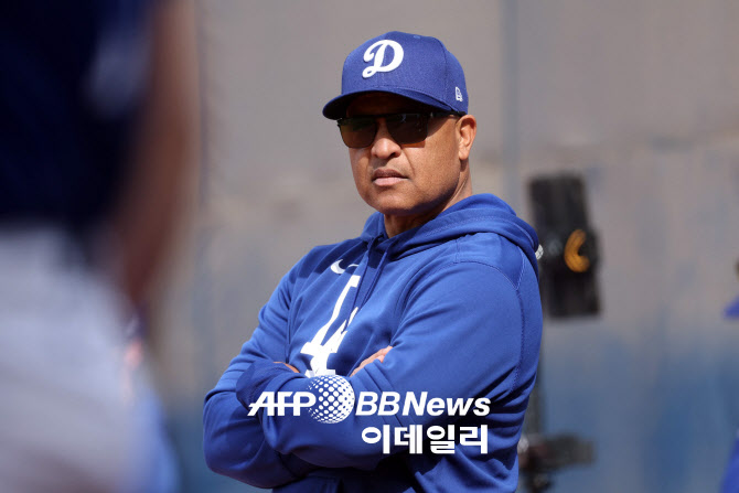 로버츠 다저스 감독, 사령탑 역대 최고 대우로 4년 연장 계약