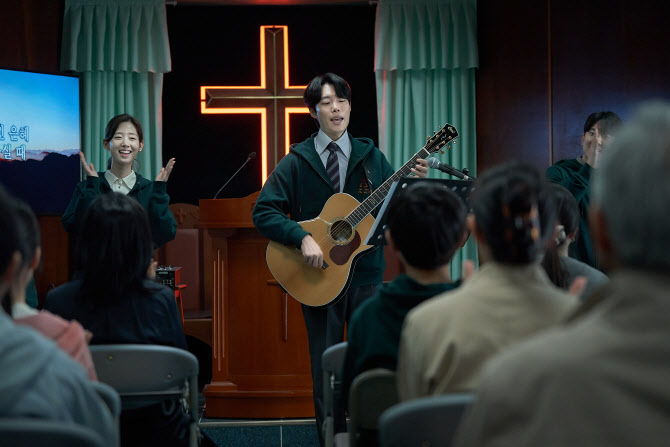 '계시록' 류준열 "밑바닥의 욕구·열망 표현"…본 적 없던 새 얼굴