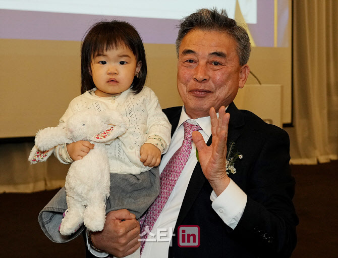 [포토]김창호 회장,귀여운 손녀 아인이와 함께