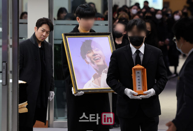 [포토]장례식장 나서는 故 가수 휘성