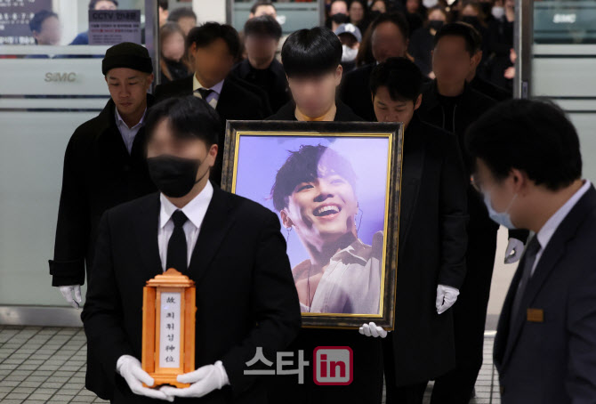 [포토]장례식장 나서는 가수 휘성