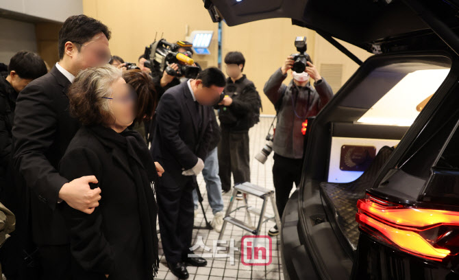 [포토]고(故) 가수 휘성 발인식, 휘성 바라보는 어머니