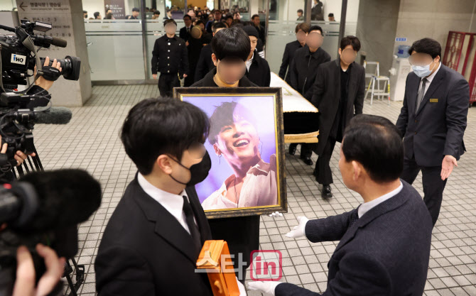 [포토]故 가수 휘성, 동료·팬 눈물 속 발인식 열려