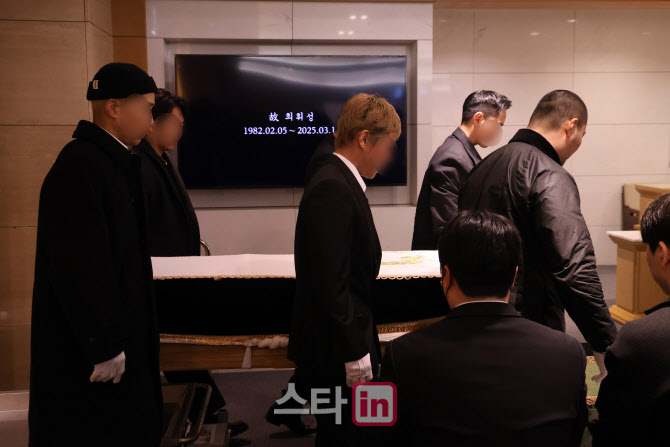 [포토]가수 휘성 발인...유족·지인 배웅 속 영면