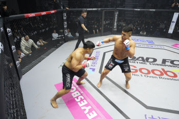 ‘격투기에 진심’ 권아솔, 820일 만에 대타 출전해 타이세이에 TKO 패배