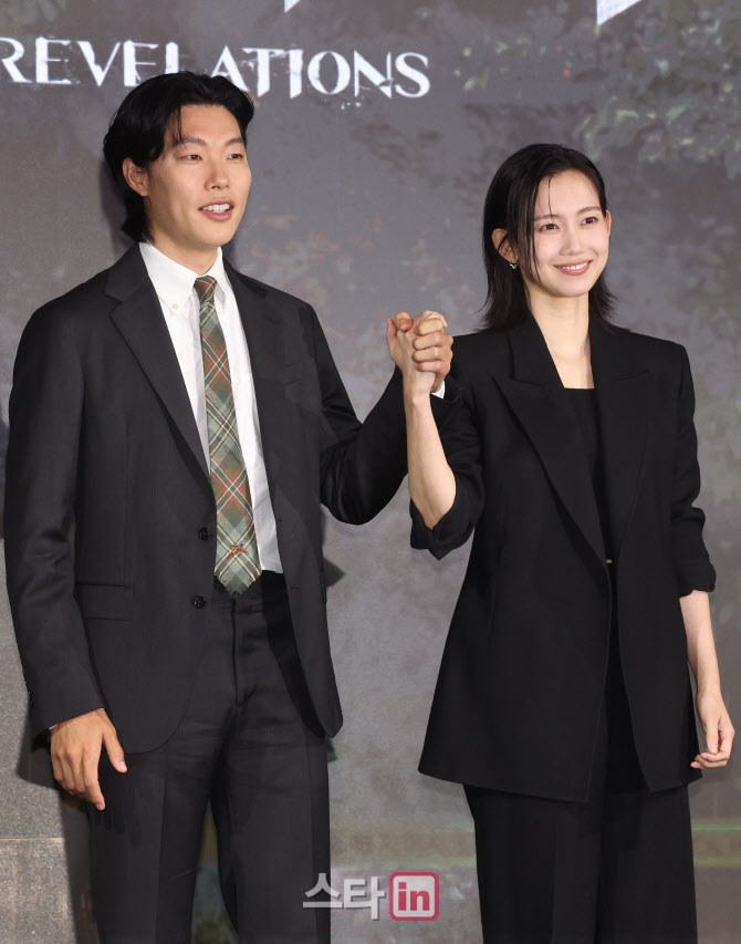 [포토]류준열-신현빈, 손 맞잡은 두 배우