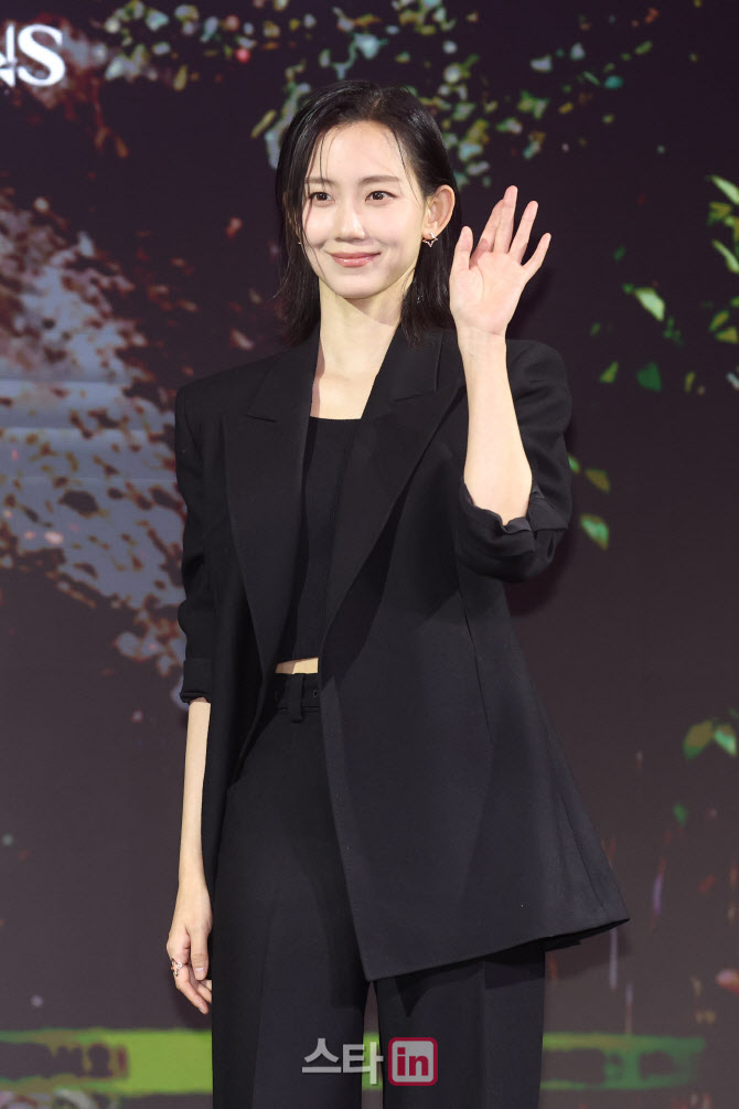 [포토]손인사 하는 신현빈