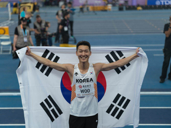 '올림픽 金도 꺾었다' 우상혁, 3년 만에 세계실내선수권 우승