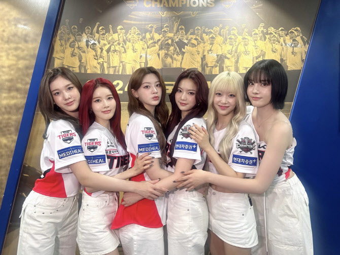 스테이씨, 프로야구 개막전 축하 무대 장식