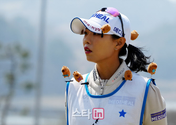 [포토]이채은,카피바라와 함께 보는 퍼트라인