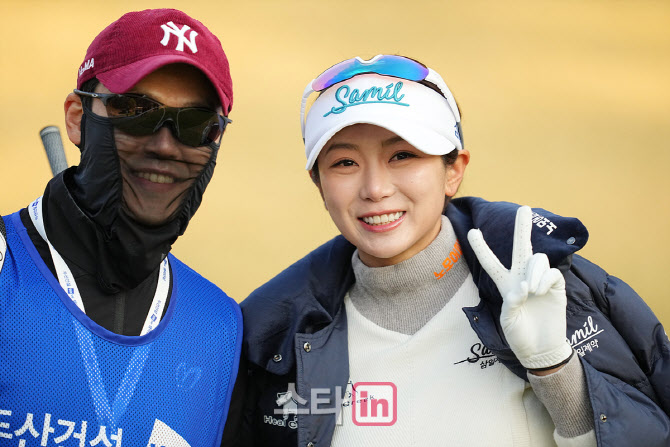 [포토]안소현,콤비 캐디는 유투버