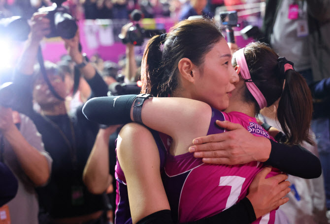 [포토] 마지막 우승 함께 일궈낸 김연경-김수지