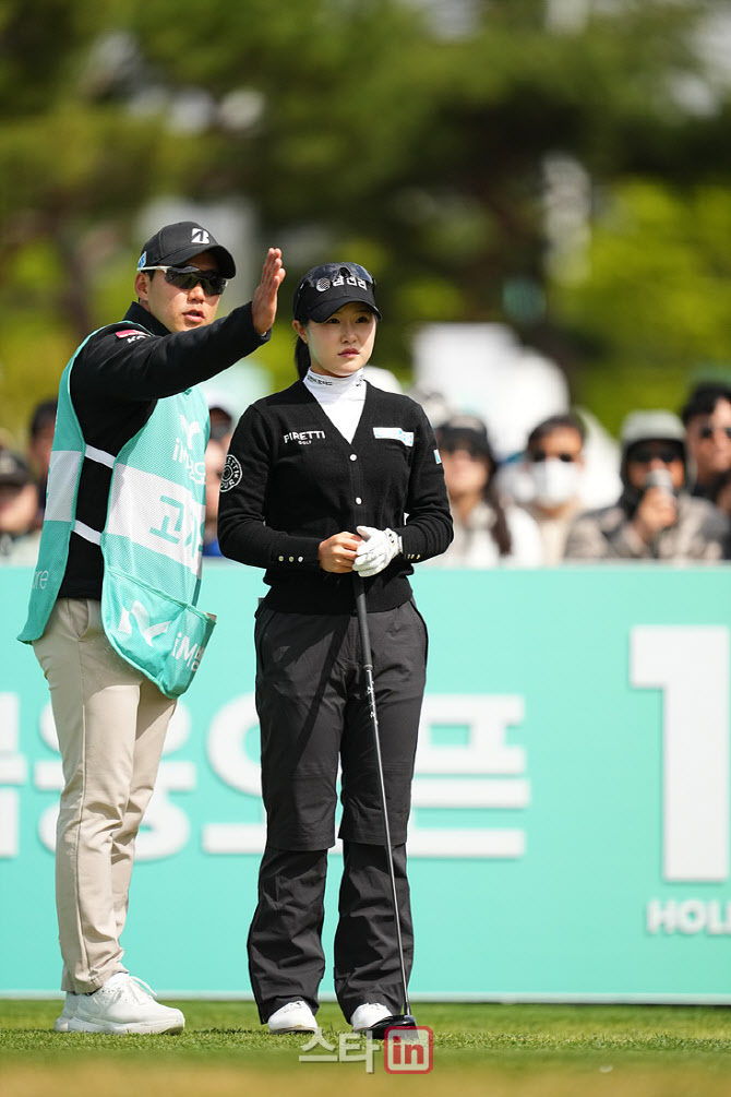 [골프in포토]고지우,캐디와 첫 홀 공략을 상의힌다