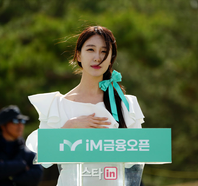 [골프in포토]이지현 아나운서,강한 바람에 옷깃을 잡아요