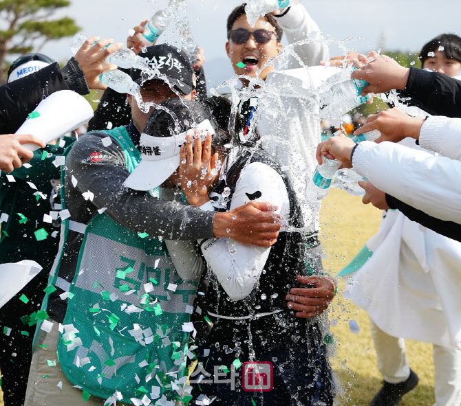 [골프in포토]김민주,사방에서 쏟아지는 축하 물세레