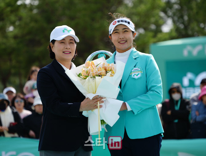 [골프in포토]김민주-김순희 부회장,기쁨의 우승 꽃다발