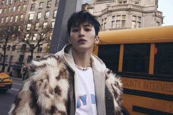 NCT 마크, 첫 솔로앨범 초동 54만 장… 하프 밀리언셀러