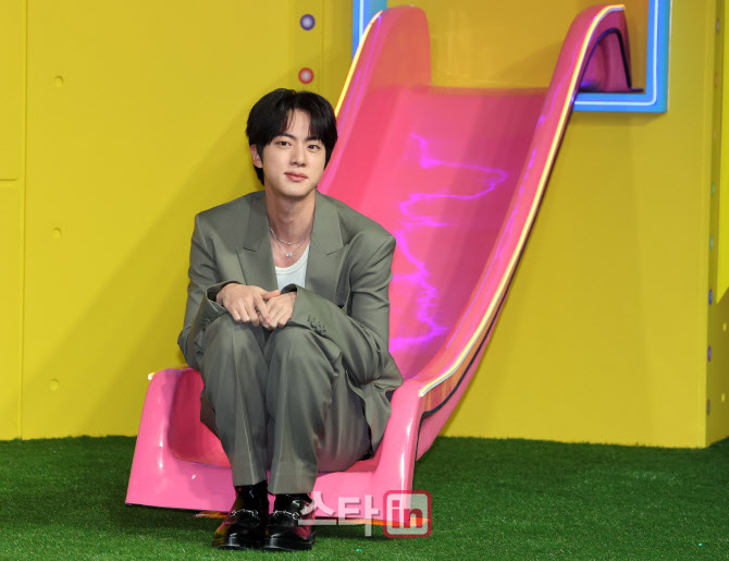 [포토]미끄럼틀에 앉은 BTS 진