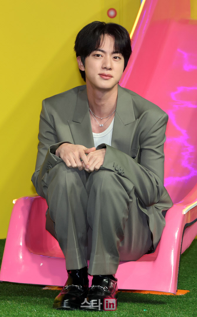[포토]미끄럼틀에 앉은 방탄소년단 진