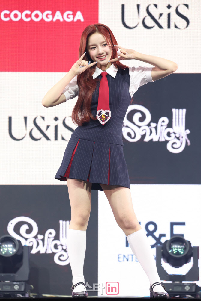 [포토]포즈 취하는 엘리시아