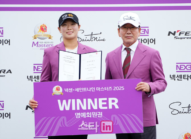 [골프in포토]방신실,명예회원권 받았어요