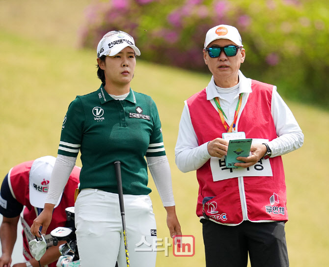 [골프in포토]박지영-송영철,공략을 상의한다