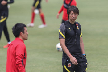 ‘EPL 출신’ 中 국대 감독의 추락... 뇌물 혐의로 징역 20년형