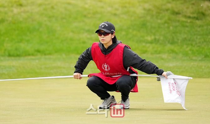 [골프in포토]이기쁨,버디위해 신중히 살핀다