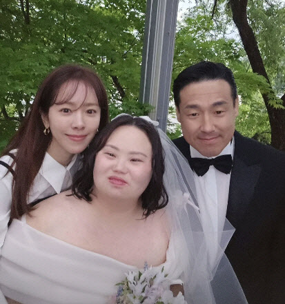 한지민, '쌍둥이 언니' 정은혜 결혼 축하… "사랑 가득"