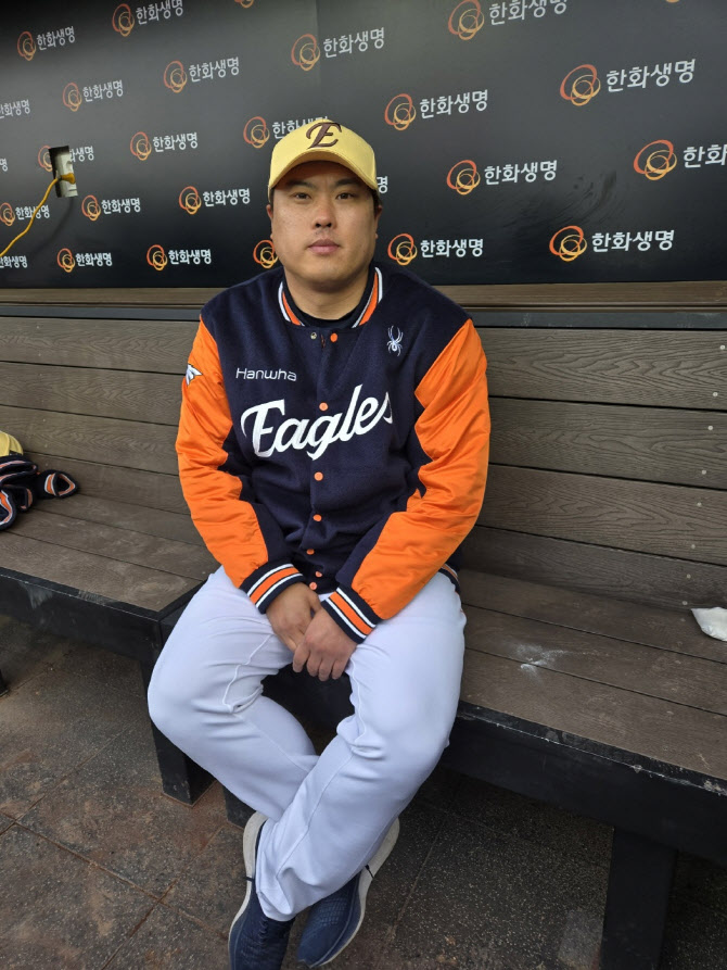 "5회밖에 못던져 미안해"...류현진, 팀 8연승 이끌고도 사과한 이유