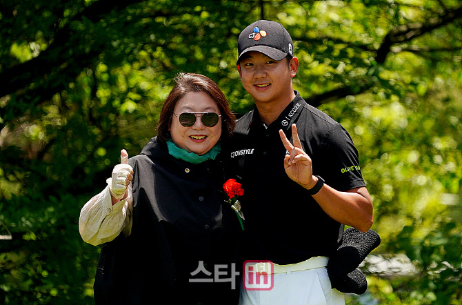 [포토] 최승빈 '어버이날 기념, 찰칵'