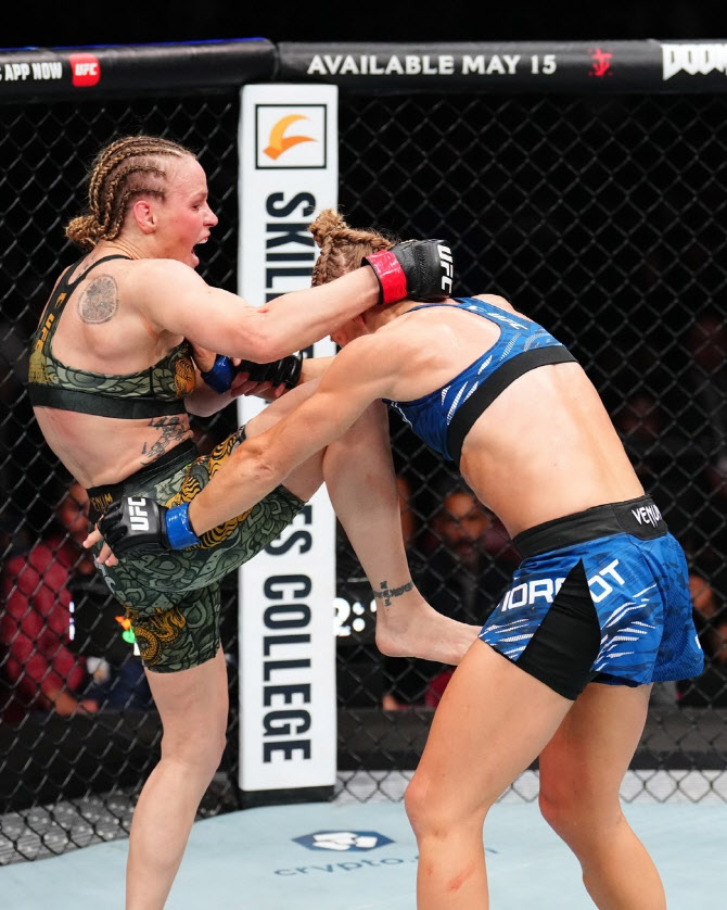 '女격투기 GOAT' 셰브첸코, 최강 도전자 꺾고 UFC 1차 방어