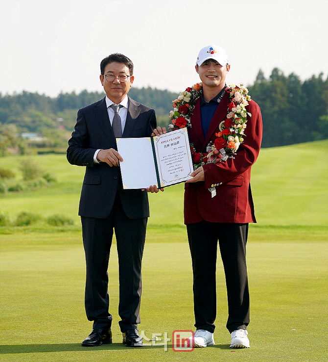[포토] 배용준 '민규영 사이프러스 골프앤리조트 대표로부터 명예회원증'